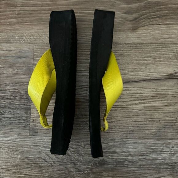 Unbranded Yellow Flip Flops Size 6 - Picture 3 of 5